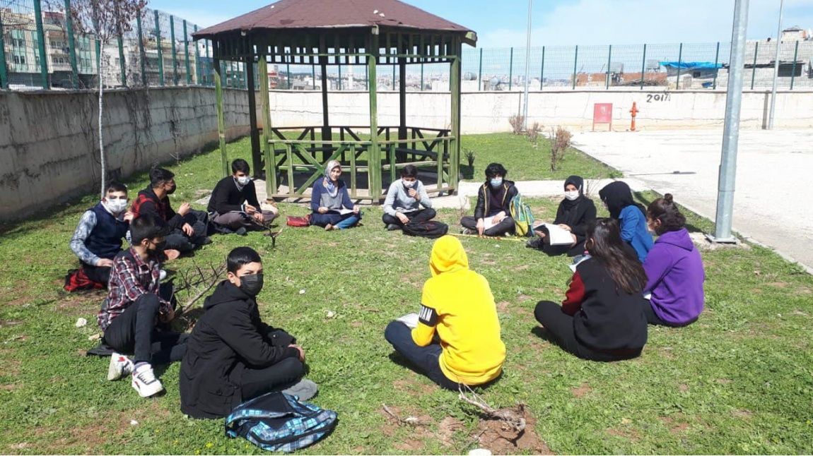 Eyyübiye Anadolu  Lisesi öğrencileri güzel havayı değerlendirir. 