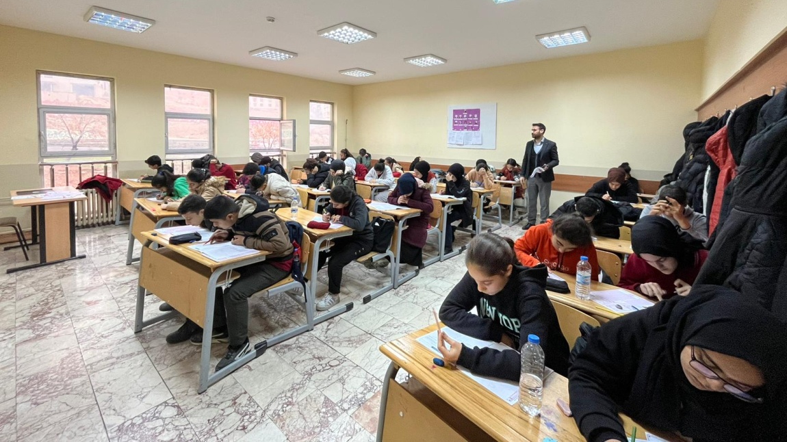 BİGEP kapsamında 9. ve 10. sınıflara düzenlenen deneme sınavı uygulaması