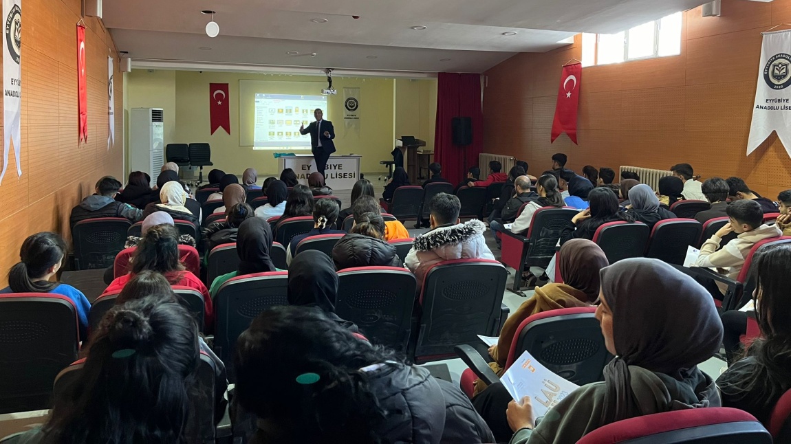 Kariyer günleri etkinliğinde Eğitimci ve Avukat Mehmet GÜNEŞ'in 12. sınıf öğrencilerimize yönelik sunumu